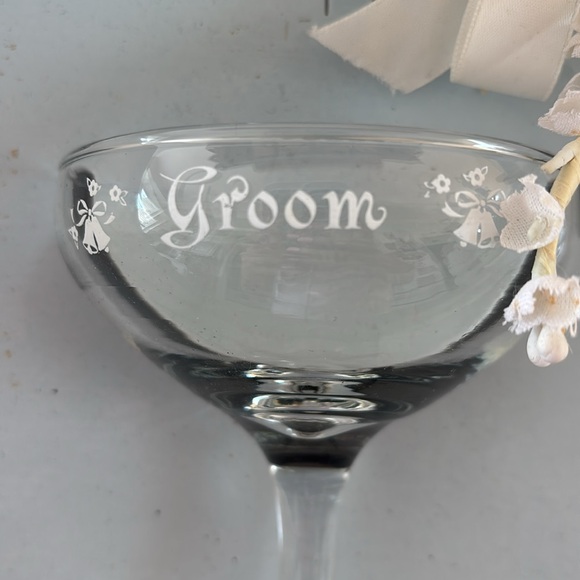 Vintage Bride and Groom Champagne Glasses with Cake Knife Set - Picture 2 of 3